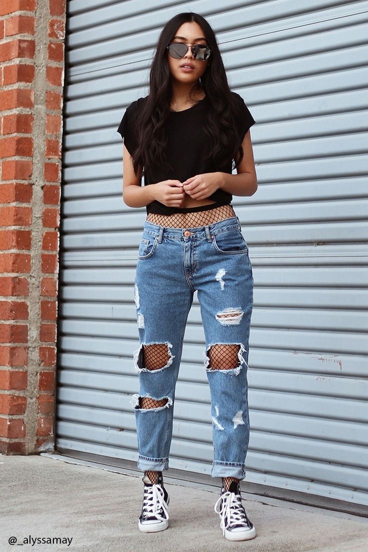 a pair of low-rise boyfriend jeans featuring a destroyed design, five-pocket JBDUYGK
