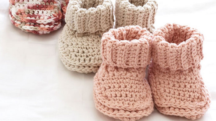 crochet baby booties roll down baby booties + tutorial HNTMJNL