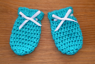 crochet baby mittens cute crochet newborn baby mitts by marianna mel. dsc02369_small2 KVWPMTA