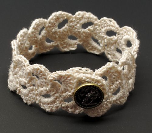 crochet jewelry double scallop lace bracelet. crocheting. beginner. free pattern. YBSQIWU