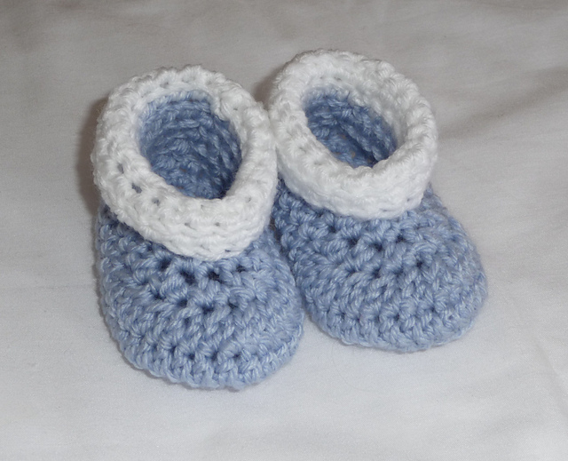 easy crochet baby booties roll tops crochet baby booties - free pattern! #crochet TCKTJHW