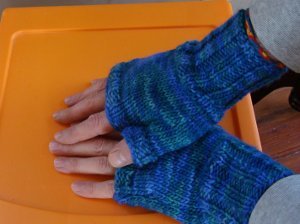 fingerless gloves knitting pattern two hour fingerless gloves ABFDMIK
