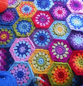 hexagon crochet pattern starburst hexagon :: featured in a roundup of free crochet hexagon patterns  on moogly! TCYSDQP