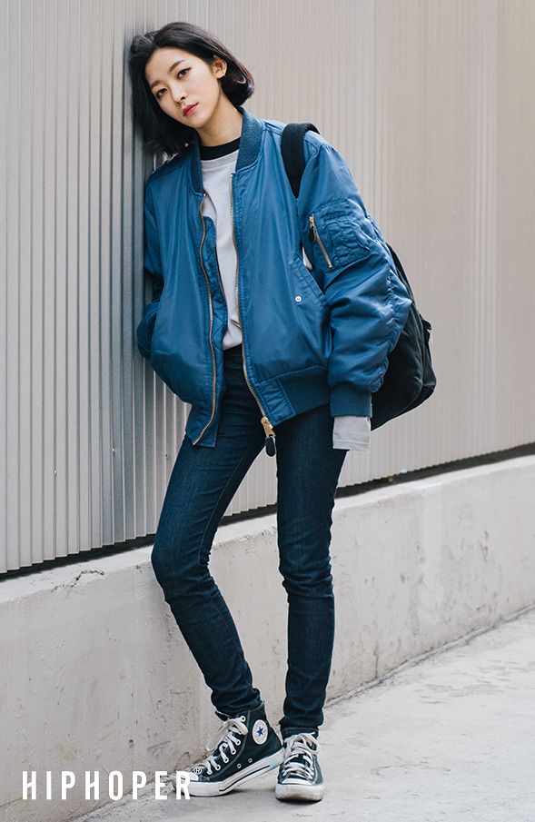 street fashion blue bomber jacket, gray t-shirt, navy skinny jeans, converse. JUAYEBX