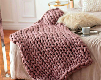 wool hugs dusty pink chunky knit blanket. pink throw blanket. big knit  throw. RXIYYPS