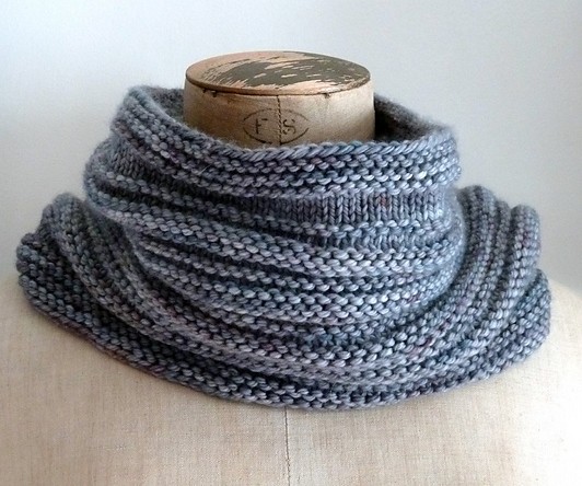 Stylish and warm cowl knitting pattern