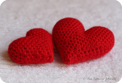Owlishly: Corazoncitos, free amigurumi heart pattern (in 3 sizes!)