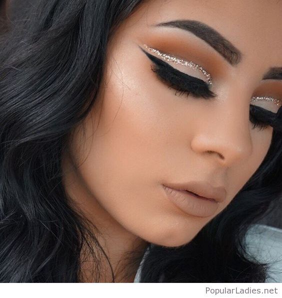 Nude makeup with a glitter line