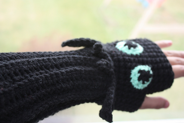 Ravelry: Toothless Fingerless Gloves pattern by Becca de Kroon